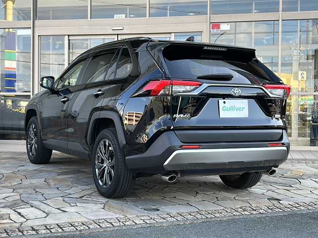トヨタ ＲＡＶ４ ハイブリッドG 静岡県 2023(令5)年 3.5万km アティチュードブラックマイカ 【安全装備】/トヨタセーフティセンス/プリクラッシュセーフティ/（ミリ波レーダー・単眼カメラ・昼自転車運転者＆夜間歩行者検知機能付）/（対車両：自車車速域約10km/hから最高速度：最大約40km/h減速可）/（対歩行者：自車車速域約10km/hから80km/h間：最大約30km/h減速可）/レーダークルーズコントロール（全車速追従機能付/ブレーキ制御付）/レーントレーシングアシスト（LTA）（作動車速：50km/h以上時）/（ステアリング操作支援）/ロードサインアシスト（RSA）（道路標識認識支援）/アダプティブハイビーム/【主要装備】/・純正１０．５インチディスプレイオーディオ　/・パノラミックビューモニター　/・ステアリングヒーター　/・パワーバックドア　/・デジタルインナーミラー　/・純正１８インチアルミホイール　/・ＥＴＣ
