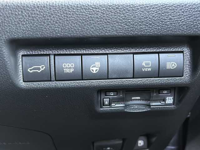 トヨタ ＲＡＶ４ ハイブリッドG 静岡県 2023(令5)年 3.5万km アティチュードブラックマイカ 【安全装備】/トヨタセーフティセンス/プリクラッシュセーフティ/（ミリ波レーダー・単眼カメラ・昼自転車運転者＆夜間歩行者検知機能付）/（対車両：自車車速域約10km/hから最高速度：最大約40km/h減速可）/（対歩行者：自車車速域約10km/hから80km/h間：最大約30km/h減速可）/レーダークルーズコントロール（全車速追従機能付/ブレーキ制御付）/レーントレーシングアシスト（LTA）（作動車速：50km/h以上時）/（ステアリング操作支援）/ロードサインアシスト（RSA）（道路標識認識支援）/アダプティブハイビーム/【主要装備】/・純正１０．５インチディスプレイオーディオ　/・パノラミックビューモニター　/・ステアリングヒーター　/・パワーバックドア　/・デジタルインナーミラー　/・純正１８インチアルミホイール　/・ＥＴＣ