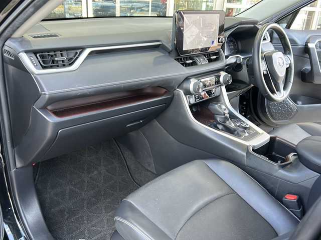 トヨタ ＲＡＶ４ ハイブリッドG 静岡県 2023(令5)年 3.5万km アティチュードブラックマイカ 【安全装備】/トヨタセーフティセンス/プリクラッシュセーフティ/（ミリ波レーダー・単眼カメラ・昼自転車運転者＆夜間歩行者検知機能付）/（対車両：自車車速域約10km/hから最高速度：最大約40km/h減速可）/（対歩行者：自車車速域約10km/hから80km/h間：最大約30km/h減速可）/レーダークルーズコントロール（全車速追従機能付/ブレーキ制御付）/レーントレーシングアシスト（LTA）（作動車速：50km/h以上時）/（ステアリング操作支援）/ロードサインアシスト（RSA）（道路標識認識支援）/アダプティブハイビーム/【主要装備】/・純正１０．５インチディスプレイオーディオ　/・パノラミックビューモニター　/・ステアリングヒーター　/・パワーバックドア　/・デジタルインナーミラー　/・純正１８インチアルミホイール　/・ＥＴＣ