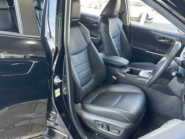 トヨタ ＲＡＶ４ ハイブリッドG 静岡県 2023(令5)年 3.5万km アティチュードブラックマイカ 【安全装備】/トヨタセーフティセンス/プリクラッシュセーフティ/（ミリ波レーダー・単眼カメラ・昼自転車運転者＆夜間歩行者検知機能付）/（対車両：自車車速域約10km/hから最高速度：最大約40km/h減速可）/（対歩行者：自車車速域約10km/hから80km/h間：最大約30km/h減速可）/レーダークルーズコントロール（全車速追従機能付/ブレーキ制御付）/レーントレーシングアシスト（LTA）（作動車速：50km/h以上時）/（ステアリング操作支援）/ロードサインアシスト（RSA）（道路標識認識支援）/アダプティブハイビーム/【主要装備】/・純正１０．５インチディスプレイオーディオ　/・パノラミックビューモニター　/・ステアリングヒーター　/・パワーバックドア　/・デジタルインナーミラー　/・純正１８インチアルミホイール　/・ＥＴＣ
