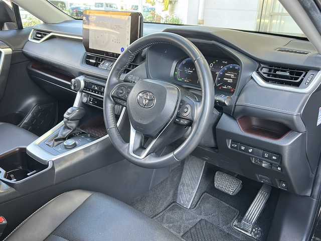 トヨタ ＲＡＶ４ ハイブリッドG 静岡県 2023(令5)年 3.5万km アティチュードブラックマイカ 【安全装備】/トヨタセーフティセンス/プリクラッシュセーフティ/（ミリ波レーダー・単眼カメラ・昼自転車運転者＆夜間歩行者検知機能付）/（対車両：自車車速域約10km/hから最高速度：最大約40km/h減速可）/（対歩行者：自車車速域約10km/hから80km/h間：最大約30km/h減速可）/レーダークルーズコントロール（全車速追従機能付/ブレーキ制御付）/レーントレーシングアシスト（LTA）（作動車速：50km/h以上時）/（ステアリング操作支援）/ロードサインアシスト（RSA）（道路標識認識支援）/アダプティブハイビーム/【主要装備】/・純正１０．５インチディスプレイオーディオ　/・パノラミックビューモニター　/・ステアリングヒーター　/・パワーバックドア　/・デジタルインナーミラー　/・純正１８インチアルミホイール　/・ＥＴＣ