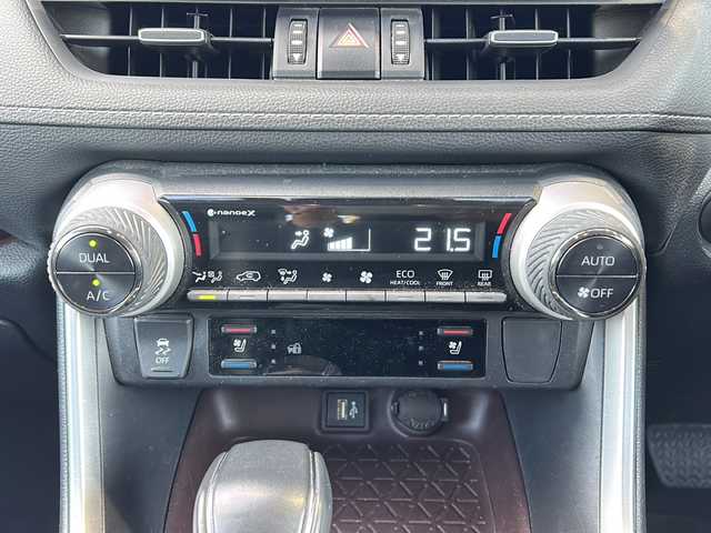 トヨタ ＲＡＶ４ ハイブリッドG 静岡県 2023(令5)年 3.5万km アティチュードブラックマイカ 【安全装備】/トヨタセーフティセンス/プリクラッシュセーフティ/（ミリ波レーダー・単眼カメラ・昼自転車運転者＆夜間歩行者検知機能付）/（対車両：自車車速域約10km/hから最高速度：最大約40km/h減速可）/（対歩行者：自車車速域約10km/hから80km/h間：最大約30km/h減速可）/レーダークルーズコントロール（全車速追従機能付/ブレーキ制御付）/レーントレーシングアシスト（LTA）（作動車速：50km/h以上時）/（ステアリング操作支援）/ロードサインアシスト（RSA）（道路標識認識支援）/アダプティブハイビーム/【主要装備】/・純正１０．５インチディスプレイオーディオ　/・パノラミックビューモニター　/・ステアリングヒーター　/・パワーバックドア　/・デジタルインナーミラー　/・純正１８インチアルミホイール　/・ＥＴＣ