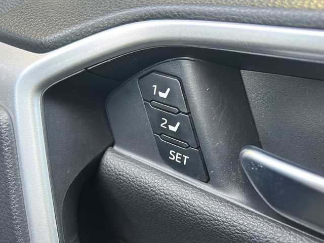 トヨタ ＲＡＶ４ ハイブリッドG 静岡県 2023(令5)年 3.5万km アティチュードブラックマイカ 【安全装備】/トヨタセーフティセンス/プリクラッシュセーフティ/（ミリ波レーダー・単眼カメラ・昼自転車運転者＆夜間歩行者検知機能付）/（対車両：自車車速域約10km/hから最高速度：最大約40km/h減速可）/（対歩行者：自車車速域約10km/hから80km/h間：最大約30km/h減速可）/レーダークルーズコントロール（全車速追従機能付/ブレーキ制御付）/レーントレーシングアシスト（LTA）（作動車速：50km/h以上時）/（ステアリング操作支援）/ロードサインアシスト（RSA）（道路標識認識支援）/アダプティブハイビーム/【主要装備】/・純正１０．５インチディスプレイオーディオ　/・パノラミックビューモニター　/・ステアリングヒーター　/・パワーバックドア　/・デジタルインナーミラー　/・純正１８インチアルミホイール　/・ＥＴＣ