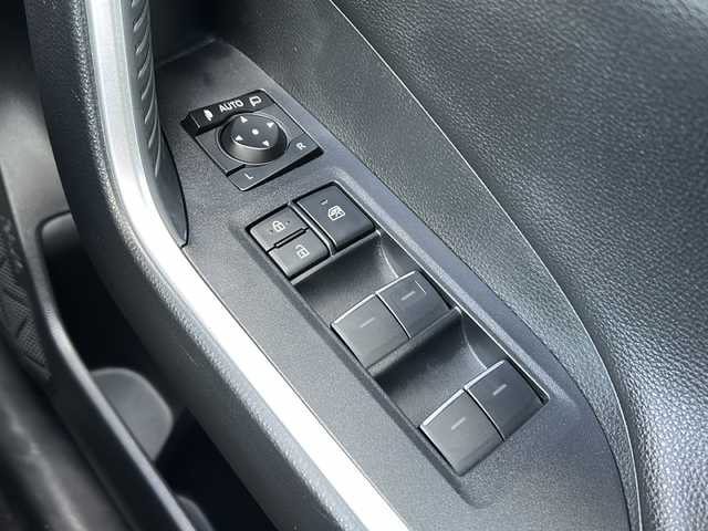 トヨタ ＲＡＶ４ ハイブリッドG 静岡県 2023(令5)年 3.5万km アティチュードブラックマイカ 【安全装備】/トヨタセーフティセンス/プリクラッシュセーフティ/（ミリ波レーダー・単眼カメラ・昼自転車運転者＆夜間歩行者検知機能付）/（対車両：自車車速域約10km/hから最高速度：最大約40km/h減速可）/（対歩行者：自車車速域約10km/hから80km/h間：最大約30km/h減速可）/レーダークルーズコントロール（全車速追従機能付/ブレーキ制御付）/レーントレーシングアシスト（LTA）（作動車速：50km/h以上時）/（ステアリング操作支援）/ロードサインアシスト（RSA）（道路標識認識支援）/アダプティブハイビーム/【主要装備】/・純正１０．５インチディスプレイオーディオ　/・パノラミックビューモニター　/・ステアリングヒーター　/・パワーバックドア　/・デジタルインナーミラー　/・純正１８インチアルミホイール　/・ＥＴＣ