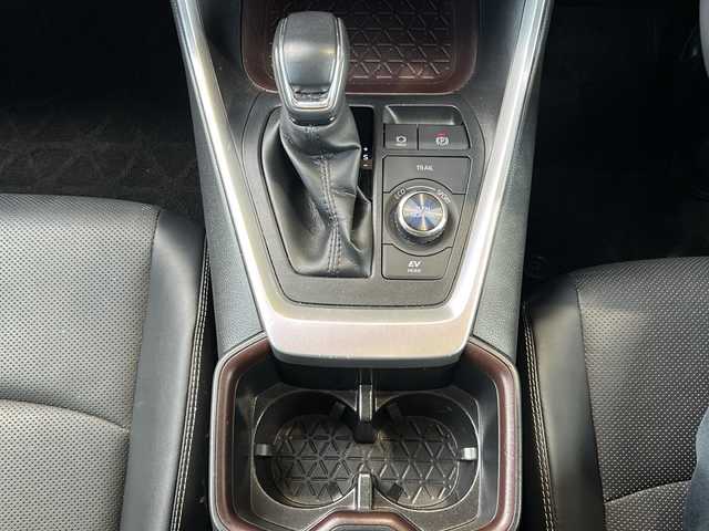 トヨタ ＲＡＶ４ ハイブリッドG 静岡県 2023(令5)年 3.5万km アティチュードブラックマイカ 【安全装備】/トヨタセーフティセンス/プリクラッシュセーフティ/（ミリ波レーダー・単眼カメラ・昼自転車運転者＆夜間歩行者検知機能付）/（対車両：自車車速域約10km/hから最高速度：最大約40km/h減速可）/（対歩行者：自車車速域約10km/hから80km/h間：最大約30km/h減速可）/レーダークルーズコントロール（全車速追従機能付/ブレーキ制御付）/レーントレーシングアシスト（LTA）（作動車速：50km/h以上時）/（ステアリング操作支援）/ロードサインアシスト（RSA）（道路標識認識支援）/アダプティブハイビーム/【主要装備】/・純正１０．５インチディスプレイオーディオ　/・パノラミックビューモニター　/・ステアリングヒーター　/・パワーバックドア　/・デジタルインナーミラー　/・純正１８インチアルミホイール　/・ＥＴＣ