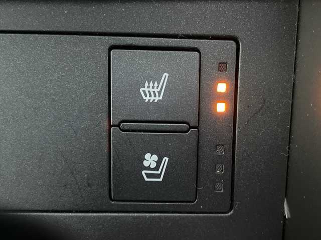 レクサス ＩＳ 神奈川県 2017(平29)年 2.8万km ホワイトノーヴァガラスフレーク レクサスセーフティシステム/プリクラッシュセーフティ/レーンディパーチャーアラート/オートマチックハイビーム/レーダークルーズコントロール/純正ナビ/CD/BT/DTV/SD/AUX/USB/ステアリングスイッチ/D席メモリシート/N席パワーシート/D/N席シートヒーター/エアーシート/パドルシフト/ECO/SPORTモード/電動チルトステアリング/ビルトインETC2.0/純正18inアルミホイール/純正フロアマット/バックカメラ/前方ドラレコ(DRT-H68A)