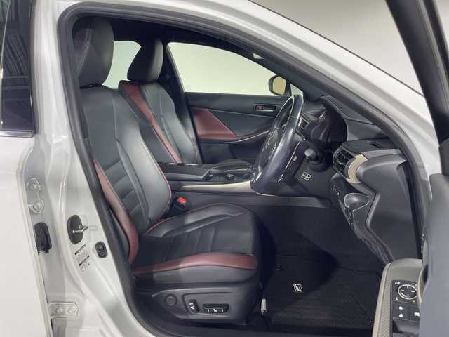 レクサス ＩＳ 神奈川県 2017(平29)年 2.8万km ホワイトノーヴァガラスフレーク レクサスセーフティシステム/プリクラッシュセーフティ/レーンディパーチャーアラート/オートマチックハイビーム/レーダークルーズコントロール/純正ナビ/CD/BT/DTV/SD/AUX/USB/ステアリングスイッチ/D席メモリシート/N席パワーシート/D/N席シートヒーター/エアーシート/パドルシフト/ECO/SPORTモード/電動チルトステアリング/ビルトインETC2.0/純正18inアルミホイール/純正フロアマット/バックカメラ/前方ドラレコ(DRT-H68A)