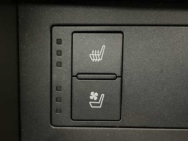 レクサス ＩＳ 神奈川県 2017(平29)年 2.8万km ホワイトノーヴァガラスフレーク レクサスセーフティシステム/プリクラッシュセーフティ/レーンディパーチャーアラート/オートマチックハイビーム/レーダークルーズコントロール/純正ナビ/CD/BT/DTV/SD/AUX/USB/ステアリングスイッチ/D席メモリシート/N席パワーシート/D/N席シートヒーター/エアーシート/パドルシフト/ECO/SPORTモード/電動チルトステアリング/ビルトインETC2.0/純正18inアルミホイール/純正フロアマット/バックカメラ/前方ドラレコ(DRT-H68A)