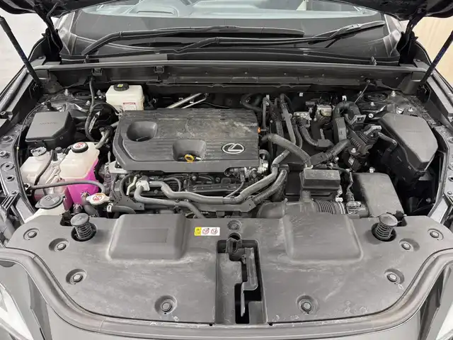 レクサス ＮＸ 350h バージョンL 三重県 2022(令4)年 6.6万km グラファイトブラックガラスフレーク Pガソリン・ハイブリッド/FF/MTモード付CVT/14インチナビ/（FM/AM/TV/Bluetooth/USB/iPod/Miracast/CarPlay/AndroidAuto）/バックカメラ・サイドカメラ（助手席側）/モデリスタエアロ（F/S/R下）/ETC2.0/LEXUS Safety System＋/・プリクラッシュセーフティ/・緊急時操舵支援＋フロントクロストラフィックアラート＋レーンチェンジアシスト/・アダプティブハイビーム/・レーントレーシングアシスト/・レーダークルコン/・ロードサインアシスト/・プロアクティブドライビングアシスト/●ブラインドスポットモニター/●安心降車アシスト/●パーキングサポートブレーキ（静止物＋後方接近車両）/●ITS Connect/など/装備/・黒×白革シート（本革・ブラック＆リッチクリーム）/・8wayパワーシート（Dメモリー/ランバーサポート付/N）/・シートベンチレーション（D/N）/・シートヒーター（D/N/2nd）/・ハンズフリーパワーバックドア/・AC100Vコンセント（100W）/・カラーHUD（連動ステアリングスイッチ付）/・左右独立オートエアコン/・3眼LEDヘッドランプ/・20inAW/・スマートキーx2、カードキーx1/など