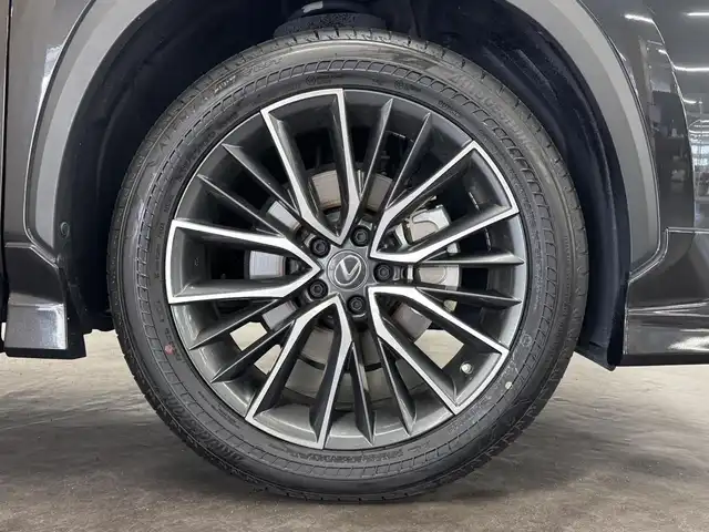 レクサス ＮＸ 350h バージョンL 三重県 2022(令4)年 6.6万km グラファイトブラックガラスフレーク Pガソリン・ハイブリッド/FF/MTモード付CVT/14インチナビ/（FM/AM/TV/Bluetooth/USB/iPod/Miracast/CarPlay/AndroidAuto）/バックカメラ・サイドカメラ（助手席側）/モデリスタエアロ（F/S/R下）/ETC2.0/LEXUS Safety System＋/・プリクラッシュセーフティ/・緊急時操舵支援＋フロントクロストラフィックアラート＋レーンチェンジアシスト/・アダプティブハイビーム/・レーントレーシングアシスト/・レーダークルコン/・ロードサインアシスト/・プロアクティブドライビングアシスト/●ブラインドスポットモニター/●安心降車アシスト/●パーキングサポートブレーキ（静止物＋後方接近車両）/●ITS Connect/など/装備/・黒×白革シート（本革・ブラック＆リッチクリーム）/・8wayパワーシート（Dメモリー/ランバーサポート付/N）/・シートベンチレーション（D/N）/・シートヒーター（D/N/2nd）/・ハンズフリーパワーバックドア/・AC100Vコンセント（100W）/・カラーHUD（連動ステアリングスイッチ付）/・左右独立オートエアコン/・3眼LEDヘッドランプ/・20inAW/・スマートキーx2、カードキーx1/など