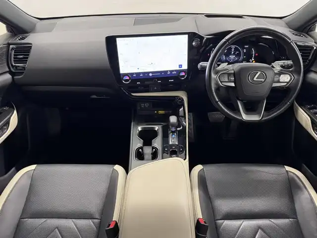 レクサス ＮＸ 350h バージョンL 三重県 2022(令4)年 6.6万km グラファイトブラックガラスフレーク Pガソリン・ハイブリッド/FF/MTモード付CVT/14インチナビ/（FM/AM/TV/Bluetooth/USB/iPod/Miracast/CarPlay/AndroidAuto）/バックカメラ・サイドカメラ（助手席側）/モデリスタエアロ（F/S/R下）/ETC2.0/LEXUS Safety System＋/・プリクラッシュセーフティ/・緊急時操舵支援＋フロントクロストラフィックアラート＋レーンチェンジアシスト/・アダプティブハイビーム/・レーントレーシングアシスト/・レーダークルコン/・ロードサインアシスト/・プロアクティブドライビングアシスト/●ブラインドスポットモニター/●安心降車アシスト/●パーキングサポートブレーキ（静止物＋後方接近車両）/●ITS Connect/など/装備/・黒×白革シート（本革・ブラック＆リッチクリーム）/・8wayパワーシート（Dメモリー/ランバーサポート付/N）/・シートベンチレーション（D/N）/・シートヒーター（D/N/2nd）/・ハンズフリーパワーバックドア/・AC100Vコンセント（100W）/・カラーHUD（連動ステアリングスイッチ付）/・左右独立オートエアコン/・3眼LEDヘッドランプ/・20inAW/・スマートキーx2、カードキーx1/など