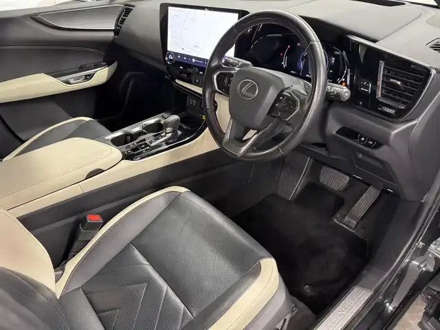 レクサス ＮＸ 350h バージョンL 三重県 2022(令4)年 6.6万km グラファイトブラックガラスフレーク Pガソリン・ハイブリッド/FF/MTモード付CVT/14インチナビ/（FM/AM/TV/Bluetooth/USB/iPod/Miracast/CarPlay/AndroidAuto）/バックカメラ・サイドカメラ（助手席側）/モデリスタエアロ（F/S/R下）/ETC2.0/LEXUS Safety System＋/・プリクラッシュセーフティ/・緊急時操舵支援＋フロントクロストラフィックアラート＋レーンチェンジアシスト/・アダプティブハイビーム/・レーントレーシングアシスト/・レーダークルコン/・ロードサインアシスト/・プロアクティブドライビングアシスト/●ブラインドスポットモニター/●安心降車アシスト/●パーキングサポートブレーキ（静止物＋後方接近車両）/●ITS Connect/など/装備/・黒×白革シート（本革・ブラック＆リッチクリーム）/・8wayパワーシート（Dメモリー/ランバーサポート付/N）/・シートベンチレーション（D/N）/・シートヒーター（D/N/2nd）/・ハンズフリーパワーバックドア/・AC100Vコンセント（100W）/・カラーHUD（連動ステアリングスイッチ付）/・左右独立オートエアコン/・3眼LEDヘッドランプ/・20inAW/・スマートキーx2、カードキーx1/など
