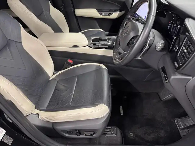 レクサス ＮＸ 350h バージョンL 三重県 2022(令4)年 6.6万km グラファイトブラックガラスフレーク Pガソリン・ハイブリッド/FF/MTモード付CVT/14インチナビ/（FM/AM/TV/Bluetooth/USB/iPod/Miracast/CarPlay/AndroidAuto）/バックカメラ・サイドカメラ（助手席側）/モデリスタエアロ（F/S/R下）/ETC2.0/LEXUS Safety System＋/・プリクラッシュセーフティ/・緊急時操舵支援＋フロントクロストラフィックアラート＋レーンチェンジアシスト/・アダプティブハイビーム/・レーントレーシングアシスト/・レーダークルコン/・ロードサインアシスト/・プロアクティブドライビングアシスト/●ブラインドスポットモニター/●安心降車アシスト/●パーキングサポートブレーキ（静止物＋後方接近車両）/●ITS Connect/など/装備/・黒×白革シート（本革・ブラック＆リッチクリーム）/・8wayパワーシート（Dメモリー/ランバーサポート付/N）/・シートベンチレーション（D/N）/・シートヒーター（D/N/2nd）/・ハンズフリーパワーバックドア/・AC100Vコンセント（100W）/・カラーHUD（連動ステアリングスイッチ付）/・左右独立オートエアコン/・3眼LEDヘッドランプ/・20inAW/・スマートキーx2、カードキーx1/など