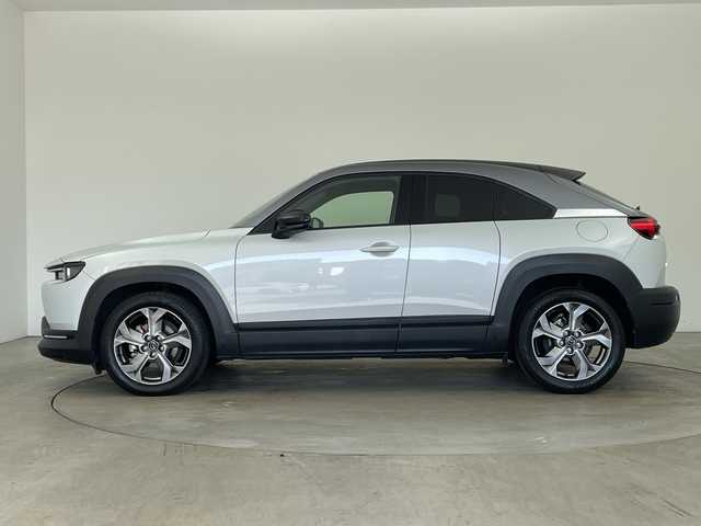 マツダ ＭＸ－３０ インダストリアルクラシック 兵庫県 2022(令4)年 2.8万km セラミックメタリック ・ワンオーナー車/・セーフティパッケージ/・スマート・ブレーキ・サポート（右直事故回避アシスト機能）/・アダプティブ・ＬＥＤ・ヘッドライト/・前側方接近車両検知/・クルージング＆トラフィック・サポート/・ヘッドランプユニット内シグネチャーＬＥＤランプ/・リアコンピランプユニット内シグネチャーＬＥＤランプ/・デイタイム・ランニング・ライト/・360°セーフティパッケージ/・３６０°ビュー・モニター/・ドライバー・モニタリング/・i-アクティブセンス/・レーダークルーズコントロール/・スマートブレーキサポート/・交通標識認識システム/・後側方接近車両検知/・トラクションコントロールシステム/・ヒルローンチアシスト/・純正ナビ＆TV＆BT＆HDMI＆USB/・ステアリングスイッチ/・ステアリングヒーター/・パドルシフト/・ヘッドアップディスプレイ/・BSM/・前後ドライブレコーダー/・ビルトインETC/・純正18インチアルミホイール/・前席シートヒーター/・運転席メモリーシート/・運転席パワーシート/・オートホールド/・電動パーキングブレーキ