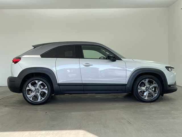 マツダ ＭＸ－３０ インダストリアルクラシック 兵庫県 2022(令4)年 2.8万km セラミックメタリック ・ワンオーナー車/・セーフティパッケージ/・スマート・ブレーキ・サポート（右直事故回避アシスト機能）/・アダプティブ・ＬＥＤ・ヘッドライト/・前側方接近車両検知/・クルージング＆トラフィック・サポート/・ヘッドランプユニット内シグネチャーＬＥＤランプ/・リアコンピランプユニット内シグネチャーＬＥＤランプ/・デイタイム・ランニング・ライト/・360°セーフティパッケージ/・３６０°ビュー・モニター/・ドライバー・モニタリング/・i-アクティブセンス/・レーダークルーズコントロール/・スマートブレーキサポート/・交通標識認識システム/・後側方接近車両検知/・トラクションコントロールシステム/・ヒルローンチアシスト/・純正ナビ＆TV＆BT＆HDMI＆USB/・ステアリングスイッチ/・ステアリングヒーター/・パドルシフト/・ヘッドアップディスプレイ/・BSM/・前後ドライブレコーダー/・ビルトインETC/・純正18インチアルミホイール/・前席シートヒーター/・運転席メモリーシート/・運転席パワーシート/・オートホールド/・電動パーキングブレーキ