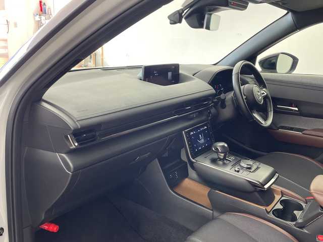 マツダ ＭＸ－３０ インダストリアルクラシック 兵庫県 2022(令4)年 2.8万km セラミックメタリック ・ワンオーナー車/・セーフティパッケージ/・スマート・ブレーキ・サポート（右直事故回避アシスト機能）/・アダプティブ・ＬＥＤ・ヘッドライト/・前側方接近車両検知/・クルージング＆トラフィック・サポート/・ヘッドランプユニット内シグネチャーＬＥＤランプ/・リアコンピランプユニット内シグネチャーＬＥＤランプ/・デイタイム・ランニング・ライト/・360°セーフティパッケージ/・３６０°ビュー・モニター/・ドライバー・モニタリング/・i-アクティブセンス/・レーダークルーズコントロール/・スマートブレーキサポート/・交通標識認識システム/・後側方接近車両検知/・トラクションコントロールシステム/・ヒルローンチアシスト/・純正ナビ＆TV＆BT＆HDMI＆USB/・ステアリングスイッチ/・ステアリングヒーター/・パドルシフト/・ヘッドアップディスプレイ/・BSM/・前後ドライブレコーダー/・ビルトインETC/・純正18インチアルミホイール/・前席シートヒーター/・運転席メモリーシート/・運転席パワーシート/・オートホールド/・電動パーキングブレーキ