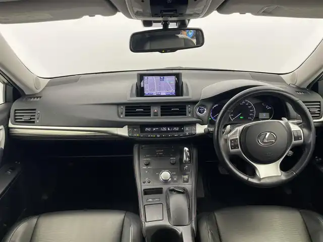 レクサス ＣＴ 200h クリエイティブ テキスタイルインテリア 富山県 2012(平24)年 12.2万km パール 純正ナビ（ＣＤ　ＤＶＤ　ｂｌｕｅｔｏｏｔｈ　ＭＳＶ）　/フルセグTV/バックカメラ　/前後コーナーセンサー　/ＥＴＣ　/黒革調シート/前席パワーシート・シートヒーター　/運転席シートメモリー/オートライト/ＬＥＤヘッドライト　/フォグ　/純正１７インチAW/パドルシフト　/クルーズコントロール/スマートキー/プッシュスタート/走行モード切替（ECO/NORMAL/SPORT)/純正マット・バイザー/保証書、取説/スペアキー