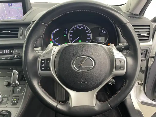 レクサス ＣＴ 200h クリエイティブ テキスタイルインテリア 富山県 2012(平24)年 12.2万km パール 純正ナビ（ＣＤ　ＤＶＤ　ｂｌｕｅｔｏｏｔｈ　ＭＳＶ）　/フルセグTV/バックカメラ　/前後コーナーセンサー　/ＥＴＣ　/黒革調シート/前席パワーシート・シートヒーター　/運転席シートメモリー/オートライト/ＬＥＤヘッドライト　/フォグ　/純正１７インチAW/パドルシフト　/クルーズコントロール/スマートキー/プッシュスタート/走行モード切替（ECO/NORMAL/SPORT)/純正マット・バイザー/保証書、取説/スペアキー
