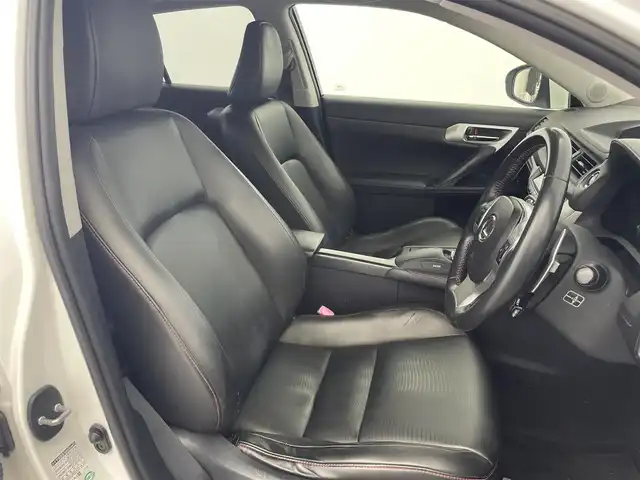 レクサス ＣＴ 200h クリエイティブ テキスタイルインテリア 富山県 2012(平24)年 12.2万km パール 純正ナビ（ＣＤ　ＤＶＤ　ｂｌｕｅｔｏｏｔｈ　ＭＳＶ）　/フルセグTV/バックカメラ　/前後コーナーセンサー　/ＥＴＣ　/黒革調シート/前席パワーシート・シートヒーター　/運転席シートメモリー/オートライト/ＬＥＤヘッドライト　/フォグ　/純正１７インチAW/パドルシフト　/クルーズコントロール/スマートキー/プッシュスタート/走行モード切替（ECO/NORMAL/SPORT)/純正マット・バイザー/保証書、取説/スペアキー