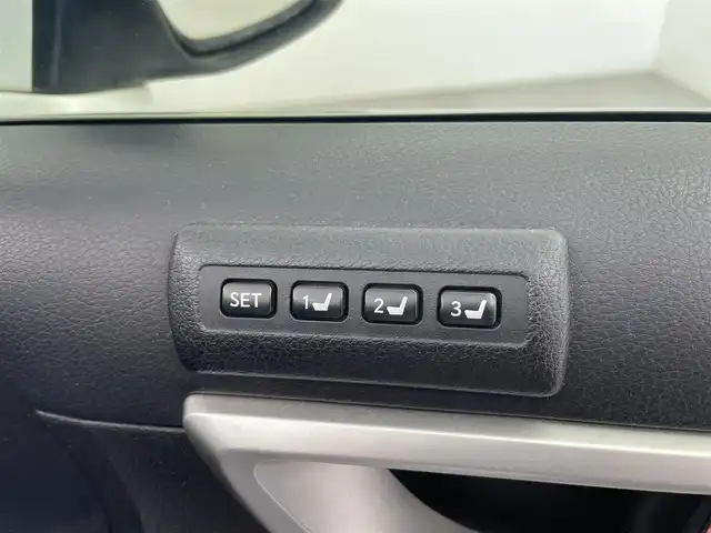 レクサス ＣＴ 200h クリエイティブ テキスタイルインテリア 富山県 2012(平24)年 12.2万km パール 純正ナビ（ＣＤ　ＤＶＤ　ｂｌｕｅｔｏｏｔｈ　ＭＳＶ）　/フルセグTV/バックカメラ　/前後コーナーセンサー　/ＥＴＣ　/黒革調シート/前席パワーシート・シートヒーター　/運転席シートメモリー/オートライト/ＬＥＤヘッドライト　/フォグ　/純正１７インチAW/パドルシフト　/クルーズコントロール/スマートキー/プッシュスタート/走行モード切替（ECO/NORMAL/SPORT)/純正マット・バイザー/保証書、取説/スペアキー