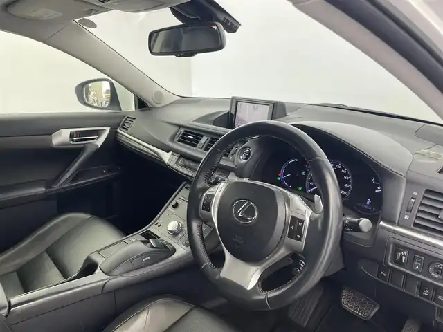 レクサス ＣＴ 200h クリエイティブ テキスタイルインテリア 富山県 2012(平24)年 12.2万km パール 純正ナビ（ＣＤ　ＤＶＤ　ｂｌｕｅｔｏｏｔｈ　ＭＳＶ）　/フルセグTV/バックカメラ　/前後コーナーセンサー　/ＥＴＣ　/黒革調シート/前席パワーシート・シートヒーター　/運転席シートメモリー/オートライト/ＬＥＤヘッドライト　/フォグ　/純正１７インチAW/パドルシフト　/クルーズコントロール/スマートキー/プッシュスタート/走行モード切替（ECO/NORMAL/SPORT)/純正マット・バイザー/保証書、取説/スペアキー