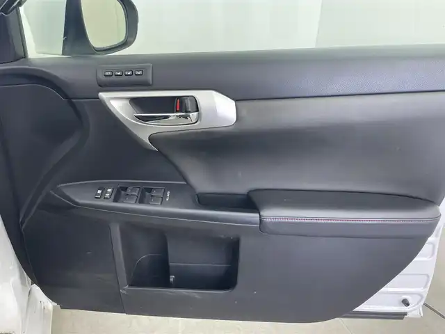 レクサス ＣＴ 200h クリエイティブ テキスタイルインテリア 富山県 2012(平24)年 12.2万km パール 純正ナビ（ＣＤ　ＤＶＤ　ｂｌｕｅｔｏｏｔｈ　ＭＳＶ）　/フルセグTV/バックカメラ　/前後コーナーセンサー　/ＥＴＣ　/黒革調シート/前席パワーシート・シートヒーター　/運転席シートメモリー/オートライト/ＬＥＤヘッドライト　/フォグ　/純正１７インチAW/パドルシフト　/クルーズコントロール/スマートキー/プッシュスタート/走行モード切替（ECO/NORMAL/SPORT)/純正マット・バイザー/保証書、取説/スペアキー