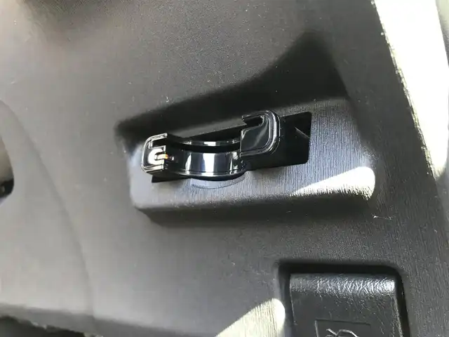 トヨタ プリウス S ツーリングセレ G’s 栃木県 2013(平25)年 13.2万km ホワイトパールクリスタルシャイン (株)IDOMが運営する【じしゃロン小山店】の自社ローン対象車両になります。こちらは現金ご利用時の価格です。/自社ローンご希望の方は別途その旨お申付け下さい。//禁煙車/純正フルセグナビ/（CD/DVD/AM/FMラジオ）/(Bluetooth)/スマートキー/プッシュスタート/バックカメラ/ＥＴＣ/ステアリングリモコン/電動格納ドアミラー/パワーウインドウ/オートライト/防眩ミラー