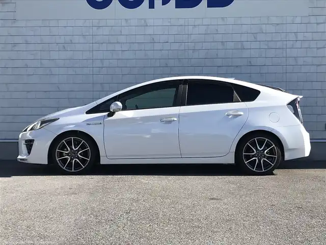 トヨタ プリウス S ツーリングセレ G’s 栃木県 2013(平25)年 13.2万km ホワイトパールクリスタルシャイン (株)IDOMが運営する【じしゃロン小山店】の自社ローン対象車両になります。こちらは現金ご利用時の価格です。/自社ローンご希望の方は別途その旨お申付け下さい。//禁煙車/純正フルセグナビ/（CD/DVD/AM/FMラジオ）/(Bluetooth)/スマートキー/プッシュスタート/バックカメラ/ＥＴＣ/ステアリングリモコン/電動格納ドアミラー/パワーウインドウ/オートライト/防眩ミラー