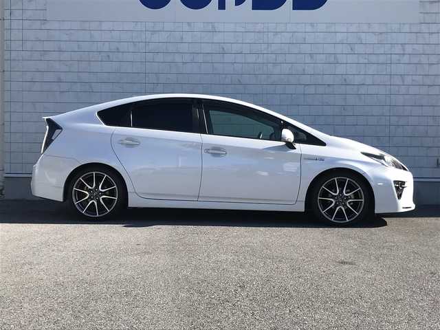 トヨタ プリウス S ツーリングセレ G’s 千葉県 2013(平25)年 13.2万km ホワイトパールクリスタルシャイン (株)IDOMが運営する【じしゃロン柏店】の自社ローン対象車両になります。こちらは現金ご利用時の価格です。/自社ローンご希望の方は別途その旨お申付け下さい。//禁煙車/純正フルセグナビ/（CD/DVD/AM/FMラジオ）/(Bluetooth)/スマートキー/プッシュスタート/バックカメラ/ＥＴＣ/ステアリングリモコン/電動格納ドアミラー/パワーウインドウ/オートライト/防眩ミラー