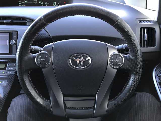 トヨタ プリウス S ツーリングセレ G’s 千葉県 2013(平25)年 13.2万km ホワイトパールクリスタルシャイン (株)IDOMが運営する【じしゃロン柏店】の自社ローン対象車両になります。こちらは現金ご利用時の価格です。/自社ローンご希望の方は別途その旨お申付け下さい。//禁煙車/純正フルセグナビ/（CD/DVD/AM/FMラジオ）/(Bluetooth)/スマートキー/プッシュスタート/バックカメラ/ＥＴＣ/ステアリングリモコン/電動格納ドアミラー/パワーウインドウ/オートライト/防眩ミラー