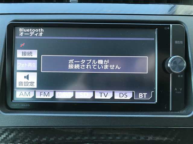 トヨタ プリウス S ツーリングセレ G’s 千葉県 2013(平25)年 13.2万km ホワイトパールクリスタルシャイン (株)IDOMが運営する【じしゃロン柏店】の自社ローン対象車両になります。こちらは現金ご利用時の価格です。/自社ローンご希望の方は別途その旨お申付け下さい。//禁煙車/純正フルセグナビ/（CD/DVD/AM/FMラジオ）/(Bluetooth)/スマートキー/プッシュスタート/バックカメラ/ＥＴＣ/ステアリングリモコン/電動格納ドアミラー/パワーウインドウ/オートライト/防眩ミラー