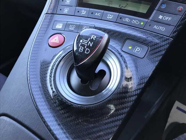 トヨタ プリウス S ツーリングセレ G’s 千葉県 2013(平25)年 13.2万km ホワイトパールクリスタルシャイン (株)IDOMが運営する【じしゃロン柏店】の自社ローン対象車両になります。こちらは現金ご利用時の価格です。/自社ローンご希望の方は別途その旨お申付け下さい。//禁煙車/純正フルセグナビ/（CD/DVD/AM/FMラジオ）/(Bluetooth)/スマートキー/プッシュスタート/バックカメラ/ＥＴＣ/ステアリングリモコン/電動格納ドアミラー/パワーウインドウ/オートライト/防眩ミラー