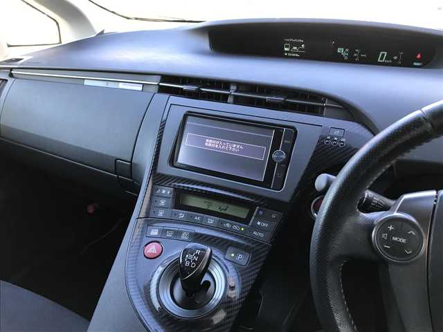 トヨタ プリウス S ツーリングセレ G’s 千葉県 2013(平25)年 13.2万km ホワイトパールクリスタルシャイン (株)IDOMが運営する【じしゃロン柏店】の自社ローン対象車両になります。こちらは現金ご利用時の価格です。/自社ローンご希望の方は別途その旨お申付け下さい。//禁煙車/純正フルセグナビ/（CD/DVD/AM/FMラジオ）/(Bluetooth)/スマートキー/プッシュスタート/バックカメラ/ＥＴＣ/ステアリングリモコン/電動格納ドアミラー/パワーウインドウ/オートライト/防眩ミラー