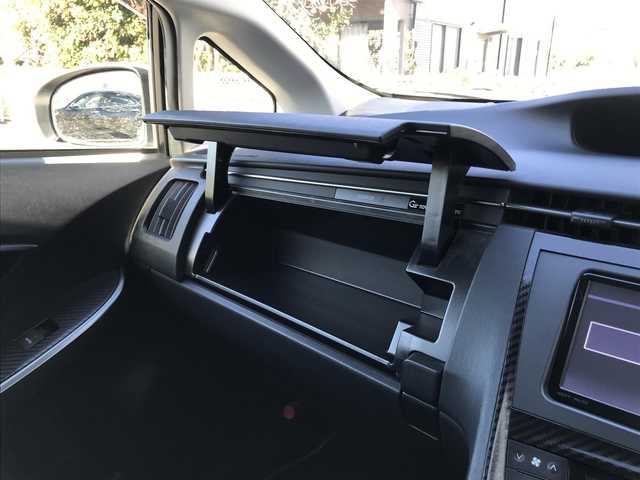 トヨタ プリウス S ツーリングセレ G’s 千葉県 2013(平25)年 13.2万km ホワイトパールクリスタルシャイン (株)IDOMが運営する【じしゃロン柏店】の自社ローン対象車両になります。こちらは現金ご利用時の価格です。/自社ローンご希望の方は別途その旨お申付け下さい。//禁煙車/純正フルセグナビ/（CD/DVD/AM/FMラジオ）/(Bluetooth)/スマートキー/プッシュスタート/バックカメラ/ＥＴＣ/ステアリングリモコン/電動格納ドアミラー/パワーウインドウ/オートライト/防眩ミラー