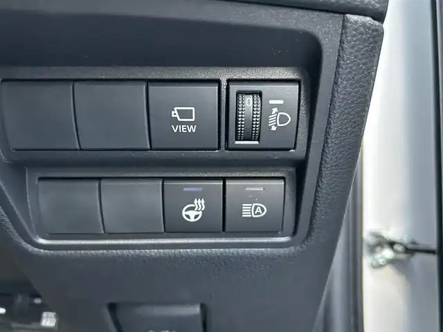 トヨタ ヤリスクロス ハイブリッド Z 福島県 2025(令7)年 1万km ブラックマイカ/プラチナホワイトパールマイカ トヨタセーフティセンス/・プリクラッシュセーフティ/・レーントレーシングアシスト/・レーンディパーチャーアラート/・レーダークルーズコントロール/・アダプティブハイビームシステム/・ロードサインアシスト/・ドライバー異常時対応システム/・プロアクティブドライビングアシスト/・発進遅れ告知機能/ブラインドスポットモニター/純正ディスプレイオーディオ/【USB/HDMI/Bluetooth/TV/Miracast】/パノラミックビューモニター/ビルトインETC2.0/運転席パワーシート/前席シートヒーター/ステアリングヒーター/ステアリングリモコン/LEDヘッドライト/・オートハイビーム/・オートライト/・フォグランプ/社外フロアマット