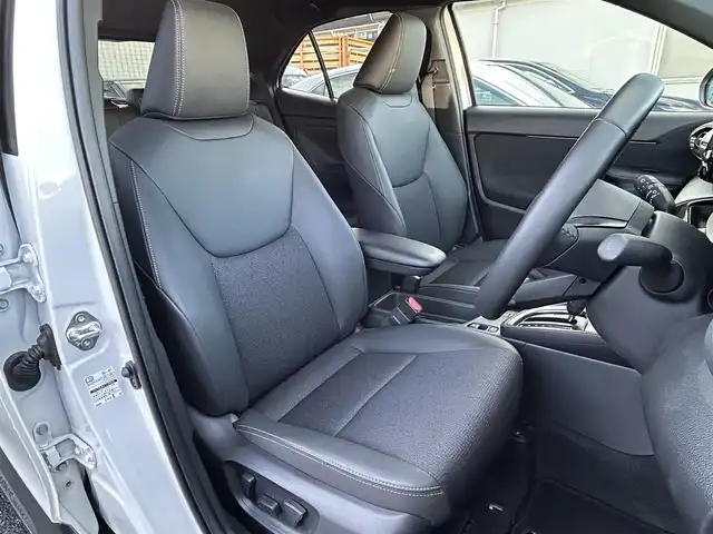 トヨタ ヤリスクロス ハイブリッド Z 福島県 2025(令7)年 1万km ブラックマイカ/プラチナホワイトパールマイカ トヨタセーフティセンス/・プリクラッシュセーフティ/・レーントレーシングアシスト/・レーンディパーチャーアラート/・レーダークルーズコントロール/・アダプティブハイビームシステム/・ロードサインアシスト/・ドライバー異常時対応システム/・プロアクティブドライビングアシスト/・発進遅れ告知機能/ブラインドスポットモニター/純正ディスプレイオーディオ/【USB/HDMI/Bluetooth/TV/Miracast】/パノラミックビューモニター/ビルトインETC2.0/運転席パワーシート/前席シートヒーター/ステアリングヒーター/ステアリングリモコン/LEDヘッドライト/・オートハイビーム/・オートライト/・フォグランプ/社外フロアマット