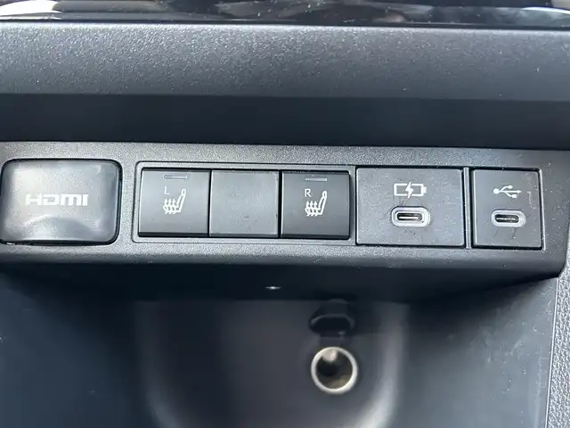 トヨタ ヤリスクロス ハイブリッド Z 福島県 2025(令7)年 1万km ブラックマイカ/プラチナホワイトパールマイカ トヨタセーフティセンス/・プリクラッシュセーフティ/・レーントレーシングアシスト/・レーンディパーチャーアラート/・レーダークルーズコントロール/・アダプティブハイビームシステム/・ロードサインアシスト/・ドライバー異常時対応システム/・プロアクティブドライビングアシスト/・発進遅れ告知機能/ブラインドスポットモニター/純正ディスプレイオーディオ/【USB/HDMI/Bluetooth/TV/Miracast】/パノラミックビューモニター/ビルトインETC2.0/運転席パワーシート/前席シートヒーター/ステアリングヒーター/ステアリングリモコン/LEDヘッドライト/・オートハイビーム/・オートライト/・フォグランプ/社外フロアマット