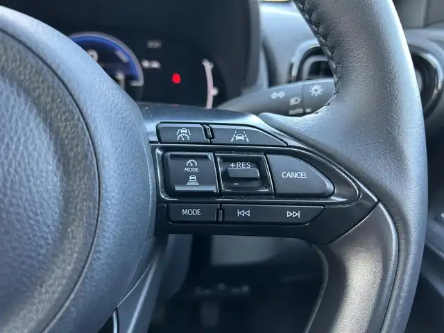 トヨタ ヤリスクロス ハイブリッド Z 福島県 2025(令7)年 1万km ブラックマイカ/プラチナホワイトパールマイカ トヨタセーフティセンス/・プリクラッシュセーフティ/・レーントレーシングアシスト/・レーンディパーチャーアラート/・レーダークルーズコントロール/・アダプティブハイビームシステム/・ロードサインアシスト/・ドライバー異常時対応システム/・プロアクティブドライビングアシスト/・発進遅れ告知機能/ブラインドスポットモニター/純正ディスプレイオーディオ/【USB/HDMI/Bluetooth/TV/Miracast】/パノラミックビューモニター/ビルトインETC2.0/運転席パワーシート/前席シートヒーター/ステアリングヒーター/ステアリングリモコン/LEDヘッドライト/・オートハイビーム/・オートライト/・フォグランプ/社外フロアマット