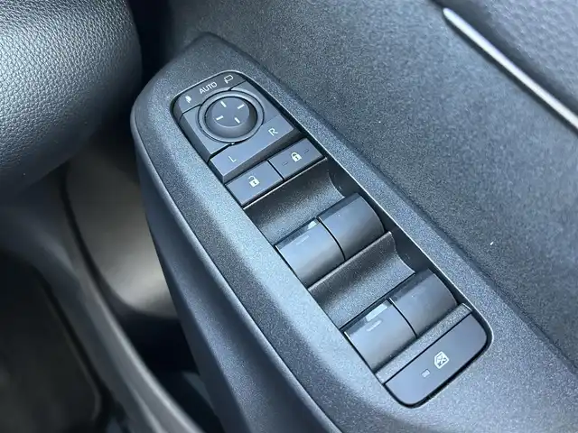 トヨタ ヤリスクロス ハイブリッド Z 福島県 2025(令7)年 1万km ブラックマイカ/プラチナホワイトパールマイカ トヨタセーフティセンス/・プリクラッシュセーフティ/・レーントレーシングアシスト/・レーンディパーチャーアラート/・レーダークルーズコントロール/・アダプティブハイビームシステム/・ロードサインアシスト/・ドライバー異常時対応システム/・プロアクティブドライビングアシスト/・発進遅れ告知機能/ブラインドスポットモニター/純正ディスプレイオーディオ/【USB/HDMI/Bluetooth/TV/Miracast】/パノラミックビューモニター/ビルトインETC2.0/運転席パワーシート/前席シートヒーター/ステアリングヒーター/ステアリングリモコン/LEDヘッドライト/・オートハイビーム/・オートライト/・フォグランプ/社外フロアマット