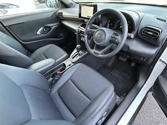 トヨタ ヤリスクロス ハイブリッド Z 福島県 2025(令7)年 1万km ブラックマイカ/プラチナホワイトパールマイカ トヨタセーフティセンス/・プリクラッシュセーフティ/・レーントレーシングアシスト/・レーンディパーチャーアラート/・レーダークルーズコントロール/・アダプティブハイビームシステム/・ロードサインアシスト/・ドライバー異常時対応システム/・プロアクティブドライビングアシスト/・発進遅れ告知機能/ブラインドスポットモニター/純正ディスプレイオーディオ/【USB/HDMI/Bluetooth/TV/Miracast】/パノラミックビューモニター/ビルトインETC2.0/運転席パワーシート/前席シートヒーター/ステアリングヒーター/ステアリングリモコン/LEDヘッドライト/・オートハイビーム/・オートライト/・フォグランプ/社外フロアマット