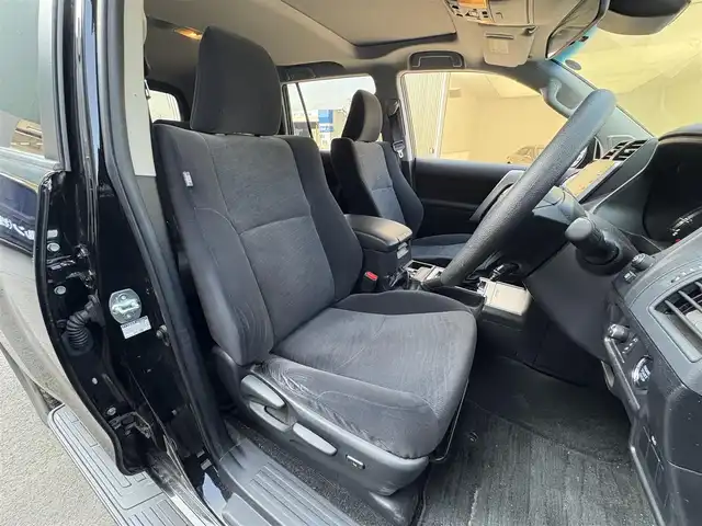 トヨタ ランドクルーザー プラド TX 滋賀県 2022(令4)年 2.8万km 黒 純正９インチナビ/　フルセグTV・Bluetooth・USB・Miracast/サンルーフ/全方位カメラ/純正１７インチアルミホイール/ビルトインＥＴＣ/前後ソナー/トランスファー/センターデフロック/ＬＥＤヘッドライト/オートライト/オートハイビーム/ルーフレール/ＭＴモード付ＡＴ