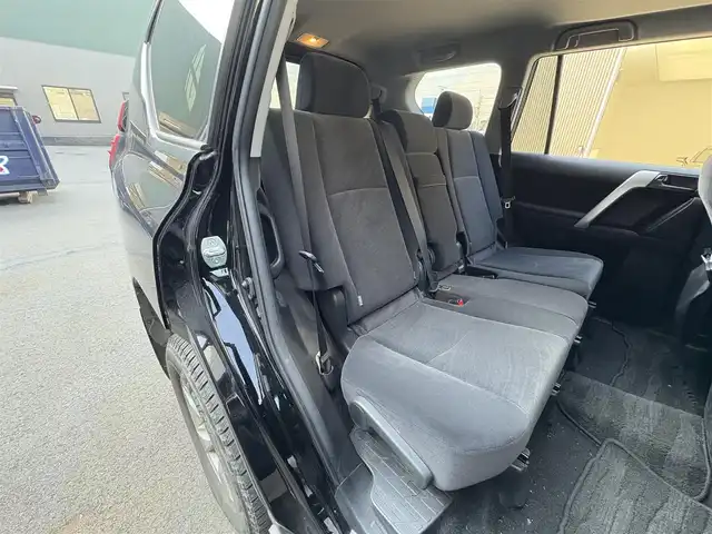 トヨタ ランドクルーザー プラド TX 滋賀県 2022(令4)年 2.8万km 黒 純正９インチナビ/　フルセグTV・Bluetooth・USB・Miracast/サンルーフ/全方位カメラ/純正１７インチアルミホイール/ビルトインＥＴＣ/前後ソナー/トランスファー/センターデフロック/ＬＥＤヘッドライト/オートライト/オートハイビーム/ルーフレール/ＭＴモード付ＡＴ