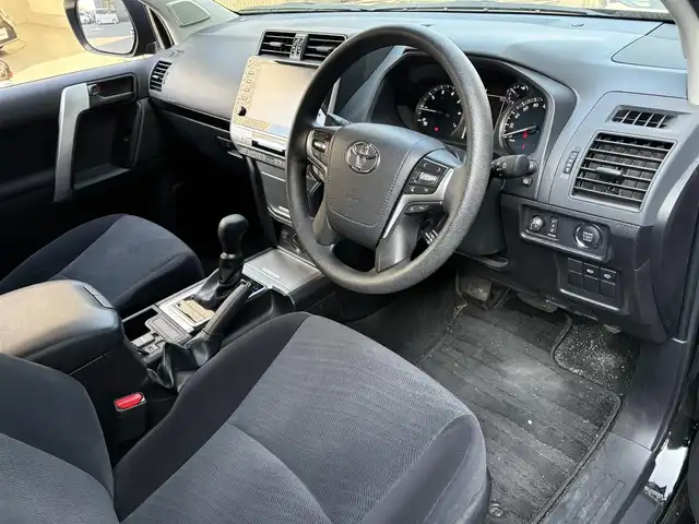 トヨタ ランドクルーザー プラド TX 滋賀県 2022(令4)年 2.8万km 黒 純正９インチナビ/　フルセグTV・Bluetooth・USB・Miracast/サンルーフ/全方位カメラ/純正１７インチアルミホイール/ビルトインＥＴＣ/前後ソナー/トランスファー/センターデフロック/ＬＥＤヘッドライト/オートライト/オートハイビーム/ルーフレール/ＭＴモード付ＡＴ