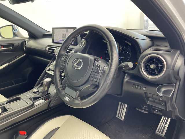 レクサス ＩＳ 300 Fスポーツ 兵庫県 2020(令2)年 1.6万km ホワイトノーヴァガラスフレーク ・純正10.3インチナビ/Bluetooth/TV/USB/・パノラミックビューモニター/・純正ドライブレコーダー/・サンルーフ/・ビルトインETC2.0/・Lexus Safety System + /・プリクラッシュセーフティ/・レーントレーシングアシスト/・オートマチックハイビーム/・レーダークルーズコントロール/・ロードサインアシスト/・先行車発進告知機能/・ドライバー異常時対応システム/・ブラインドスポットモニター/・クリアランスソナー/・白レザーシート/・前席パワーシート/・前席シートヒーター/・前席シートベンチレーション/・LEDヘッドライト/・純正19インチアルミホイール/・スマートキー/・nanoeX/・ドアラミラーヒーター/・ステアリングヒーター/・スペアキー