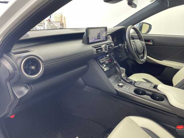 レクサス ＩＳ 300 Fスポーツ 兵庫県 2020(令2)年 1.6万km ホワイトノーヴァガラスフレーク ・純正10.3インチナビ/Bluetooth/TV/USB/・パノラミックビューモニター/・純正ドライブレコーダー/・サンルーフ/・ビルトインETC2.0/・Lexus Safety System + /・プリクラッシュセーフティ/・レーントレーシングアシスト/・オートマチックハイビーム/・レーダークルーズコントロール/・ロードサインアシスト/・先行車発進告知機能/・ドライバー異常時対応システム/・ブラインドスポットモニター/・クリアランスソナー/・白レザーシート/・前席パワーシート/・前席シートヒーター/・前席シートベンチレーション/・LEDヘッドライト/・純正19インチアルミホイール/・スマートキー/・nanoeX/・ドアラミラーヒーター/・ステアリングヒーター/・スペアキー