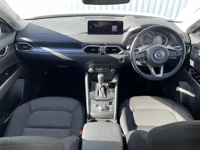 マツダ ＣＸ－５ XD スマートエディション 福岡県 2022(令4)年 2.3万km スノーフレイクホワイトパールマイカ ディーゼルターボ/純正ナビ/(フルセグTV/Bluetooth/USB)/バックカメラ/全方位カメラ/ヘッドアップディスプレイ/i-ACTIVESENSE/・ドライバーアテンションアラート/・速度標識認識/・車間認認知支援システム/・車線逸脱警報システム/・ブラインドスポットモニタリング/・スマートシティブレーキサポート/コーナーセンサー/ETC/ドライブレコーダー/禁煙車/LEDヘッドライト/オートライト/フォグランプ/横滑り防止装置/スマートキー/プッシュスタート/アイドリングストップ/ステアリングスイッチ/革巻きステアリング/ウィンカーミラー/電動格納ミラー/純正17インチアルミホイール/フロアマット
