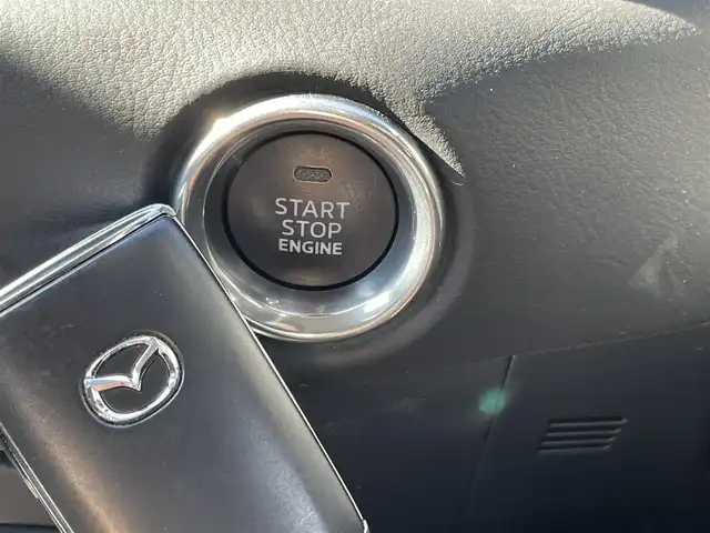 マツダ ＣＸ－５ XD スマートエディション 福岡県 2022(令4)年 2.3万km スノーフレイクホワイトパールマイカ ディーゼルターボ/純正ナビ/(フルセグTV/Bluetooth/USB)/バックカメラ/全方位カメラ/ヘッドアップディスプレイ/i-ACTIVESENSE/・ドライバーアテンションアラート/・速度標識認識/・車間認認知支援システム/・車線逸脱警報システム/・ブラインドスポットモニタリング/・スマートシティブレーキサポート/コーナーセンサー/ETC/ドライブレコーダー/禁煙車/LEDヘッドライト/オートライト/フォグランプ/横滑り防止装置/スマートキー/プッシュスタート/アイドリングストップ/ステアリングスイッチ/革巻きステアリング/ウィンカーミラー/電動格納ミラー/純正17インチアルミホイール/フロアマット