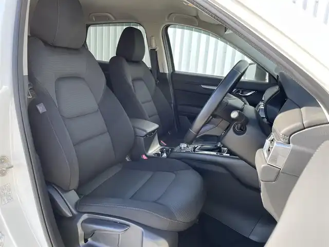 マツダ ＣＸ－５ XD スマートエディション 福岡県 2022(令4)年 2.3万km スノーフレイクホワイトパールマイカ ディーゼルターボ/純正ナビ/(フルセグTV/Bluetooth/USB)/バックカメラ/全方位カメラ/ヘッドアップディスプレイ/i-ACTIVESENSE/・ドライバーアテンションアラート/・速度標識認識/・車間認認知支援システム/・車線逸脱警報システム/・ブラインドスポットモニタリング/・スマートシティブレーキサポート/コーナーセンサー/ETC/ドライブレコーダー/禁煙車/LEDヘッドライト/オートライト/フォグランプ/横滑り防止装置/スマートキー/プッシュスタート/アイドリングストップ/ステアリングスイッチ/革巻きステアリング/ウィンカーミラー/電動格納ミラー/純正17インチアルミホイール/フロアマット