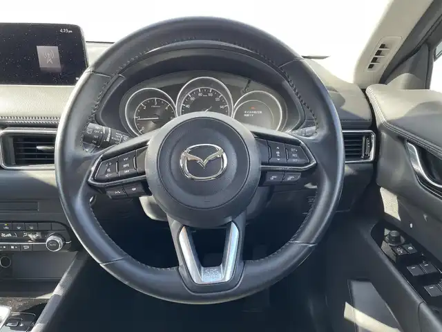 マツダ ＣＸ－５ XD スマートエディション 福岡県 2022(令4)年 2.3万km スノーフレイクホワイトパールマイカ ディーゼルターボ/純正ナビ/(フルセグTV/Bluetooth/USB)/バックカメラ/全方位カメラ/ヘッドアップディスプレイ/i-ACTIVESENSE/・ドライバーアテンションアラート/・速度標識認識/・車間認認知支援システム/・車線逸脱警報システム/・ブラインドスポットモニタリング/・スマートシティブレーキサポート/コーナーセンサー/ETC/ドライブレコーダー/禁煙車/LEDヘッドライト/オートライト/フォグランプ/横滑り防止装置/スマートキー/プッシュスタート/アイドリングストップ/ステアリングスイッチ/革巻きステアリング/ウィンカーミラー/電動格納ミラー/純正17インチアルミホイール/フロアマット
