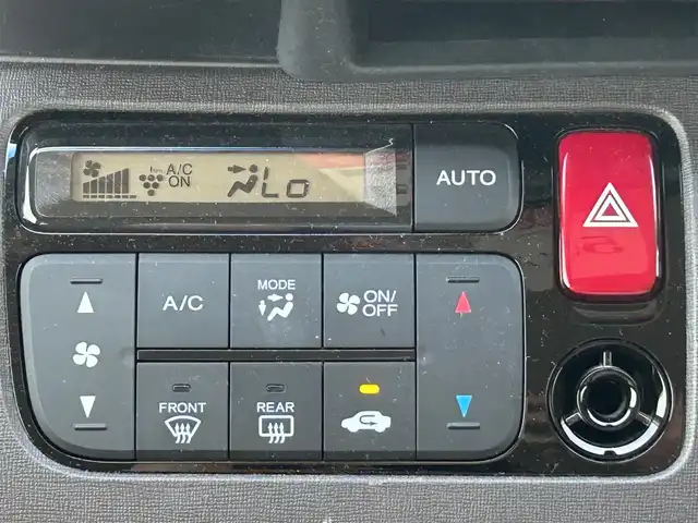 ホンダ Ｎ ＯＮＥ 兵庫県 2018(平30)年 6.8万km プレミアムアイボリーパール2トーン バックカメラ/純正ナビ/シートヒーター/スイッチスタート/Bluetooth/USBポート/LEDヘッドライト/純正フロアマット/ビルトインETC/ハーフレザー/フルセグTV/地図SD未装着のため未確認